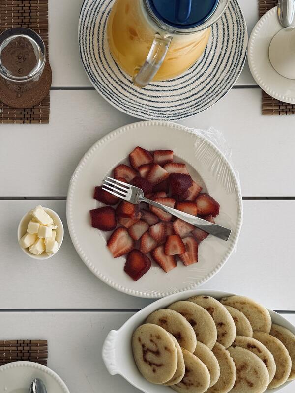 Desayuno con fresas y arepas