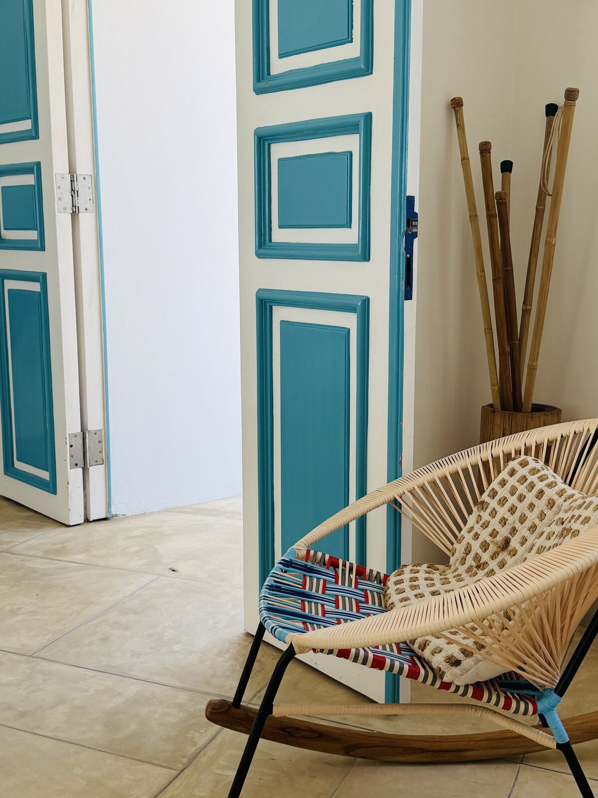 Puerta azul y silla tejida