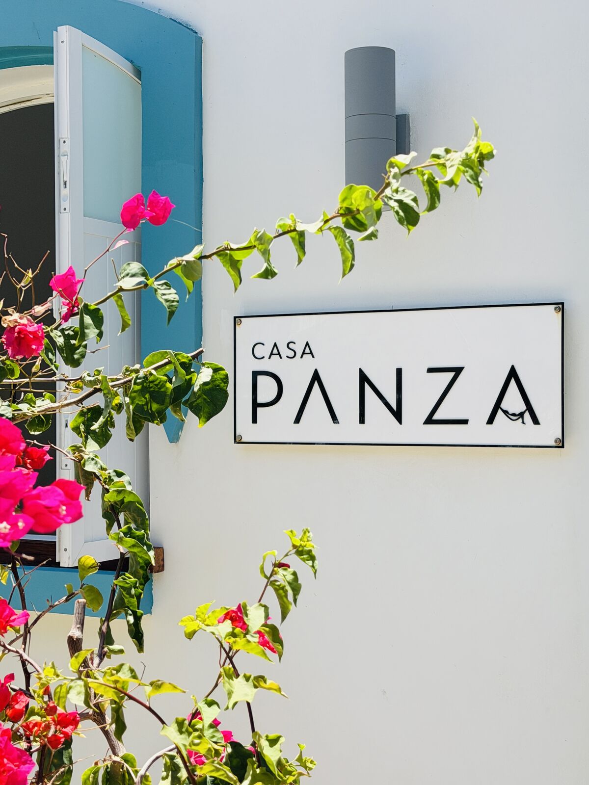 Letrero de Casa Panza en la fachada