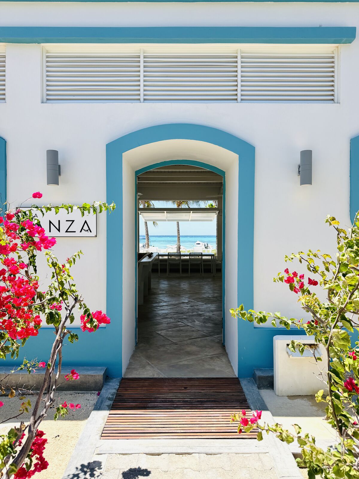 Entrada con vista al mar